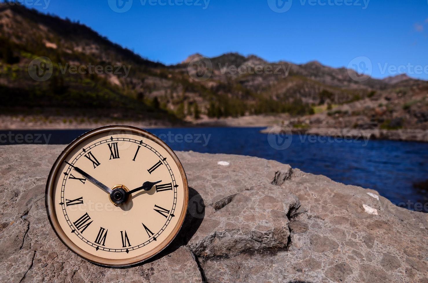 reloj en las rocas foto