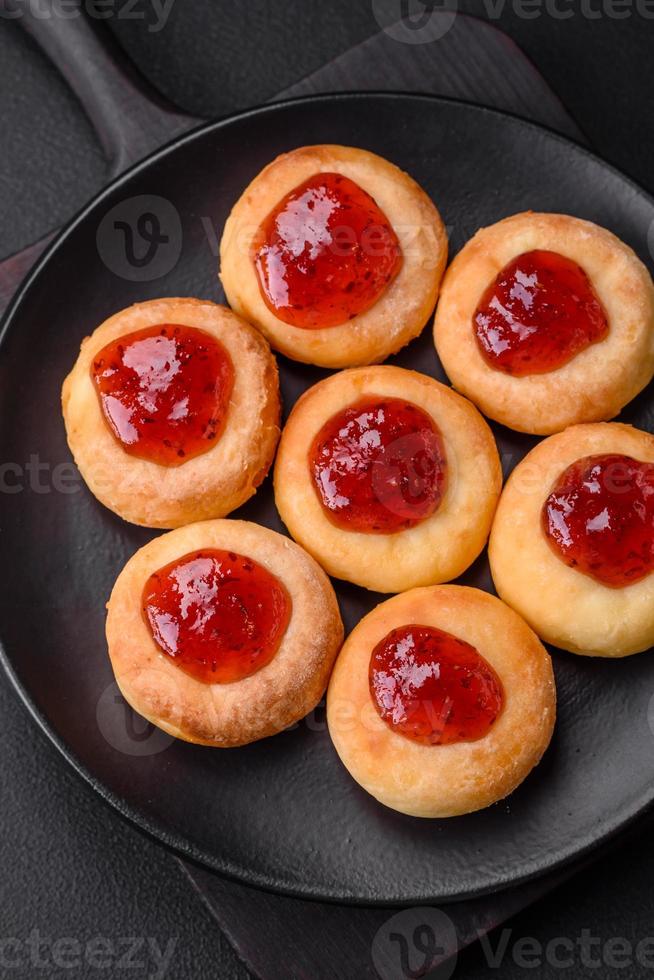 delicioso Fresco cabaña pasteles de queso con Pasas y vainilla en un negro cerámico plato foto