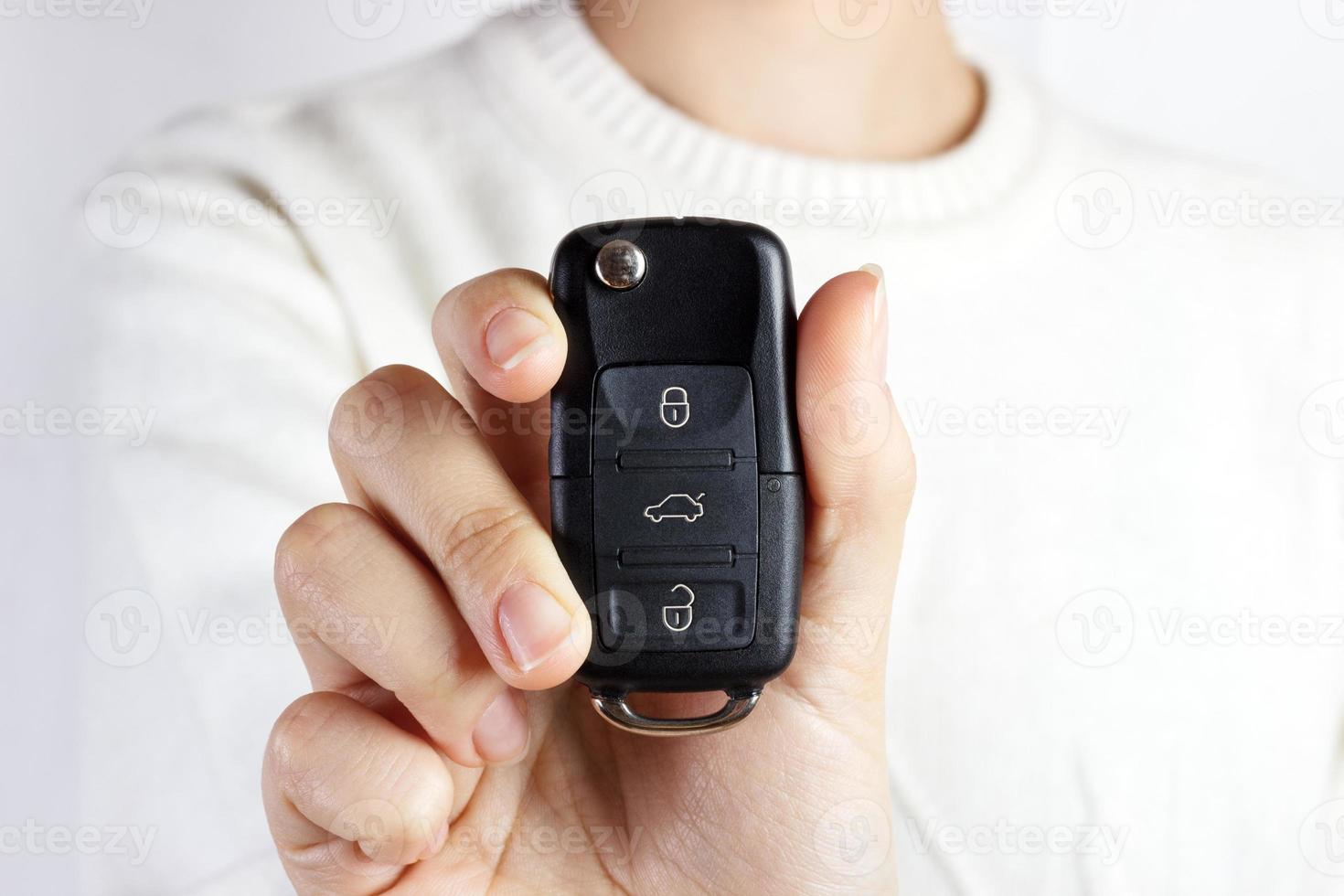 coche llaves. vendedor mano dando llaves. niña con coche llaves foto