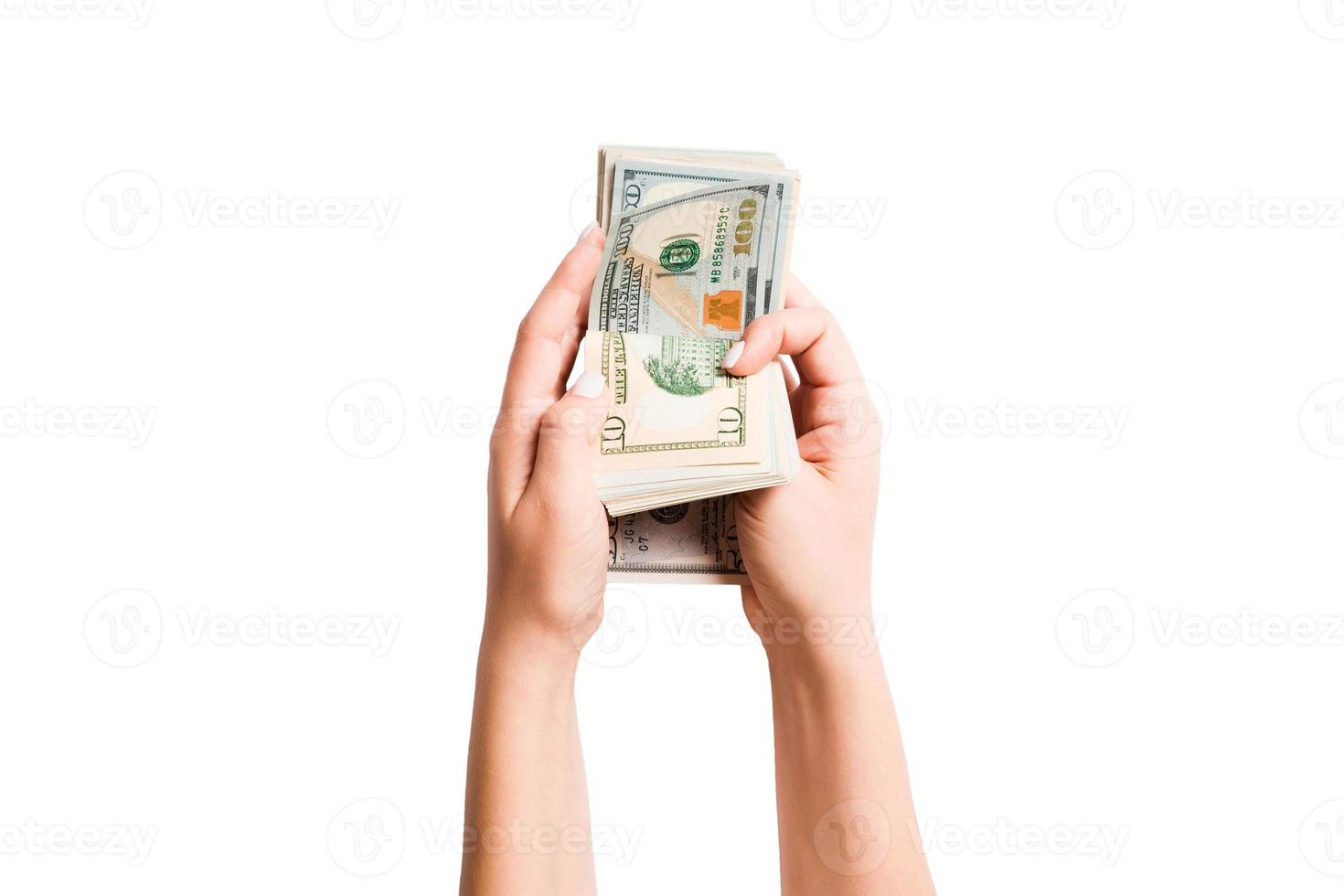 aislado imagen de hembra manos contando dolares en blanco antecedentes. parte superior ver de salario y salario concepto foto