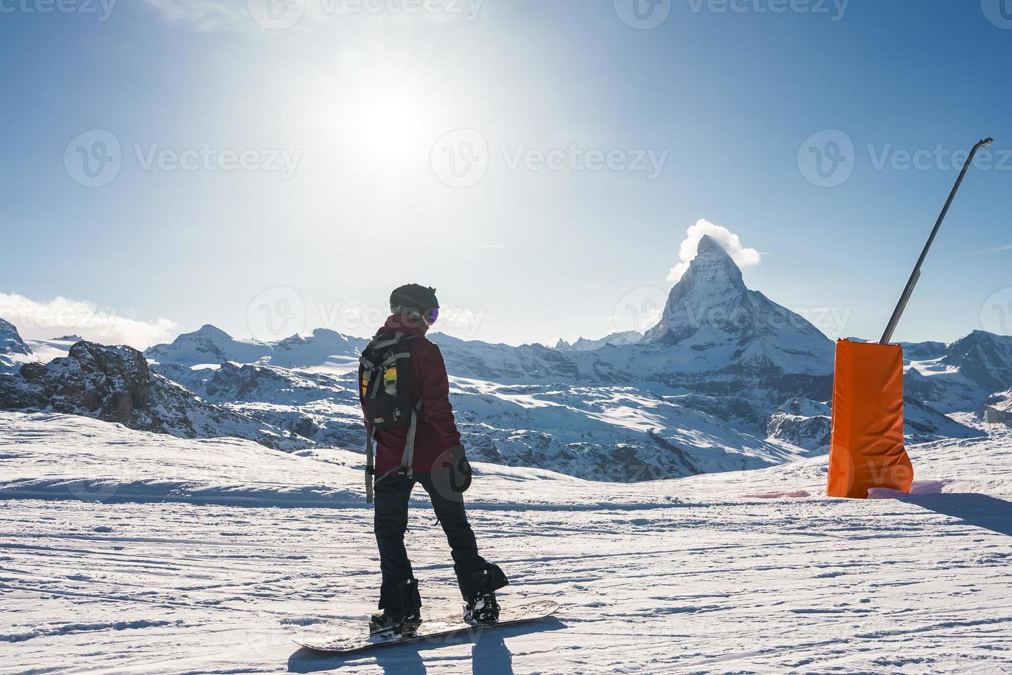 joven hombre Snowboarding en zermatt esquí recurso Derecha siguiente a el famoso materia cima. hermosa soleado día para Snowboarding. invierno Deportes concepto. foto