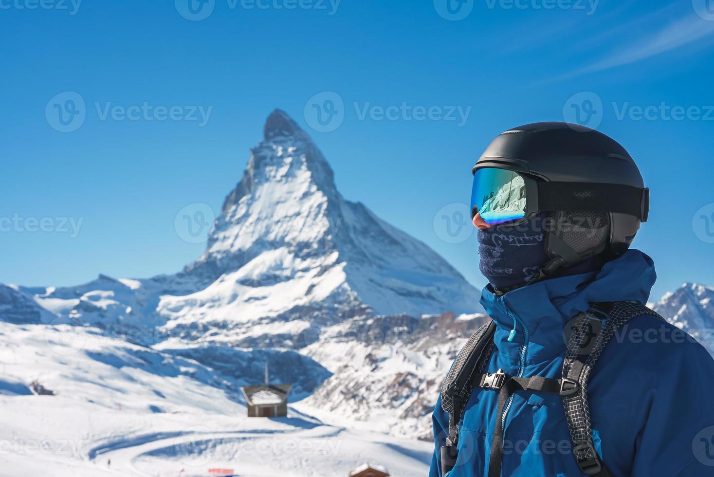 joven esquiador disfrutando zermatt esquí complejo. hermosa soleado día con un esquiador arriba en el montañas. Deportes modelo. foto