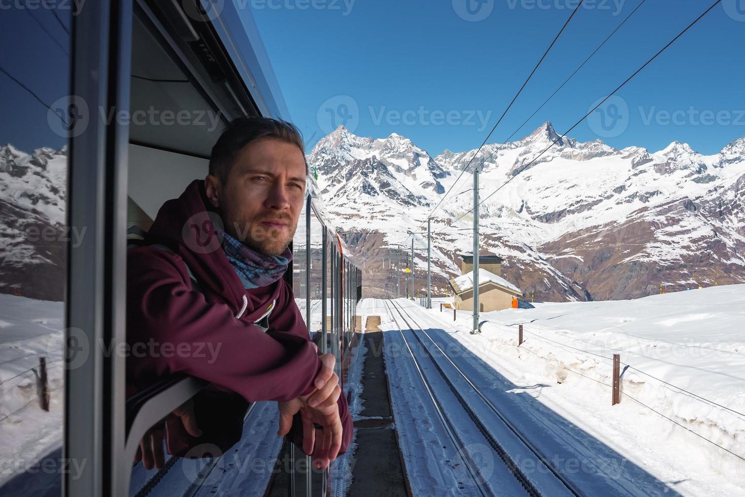 el tren de gonergratbahn corriendo a el gornergrat estación y estelarium observatorio - famoso turístico sitio con claro ver a Matterhorn glaciar Rápido tren. foto