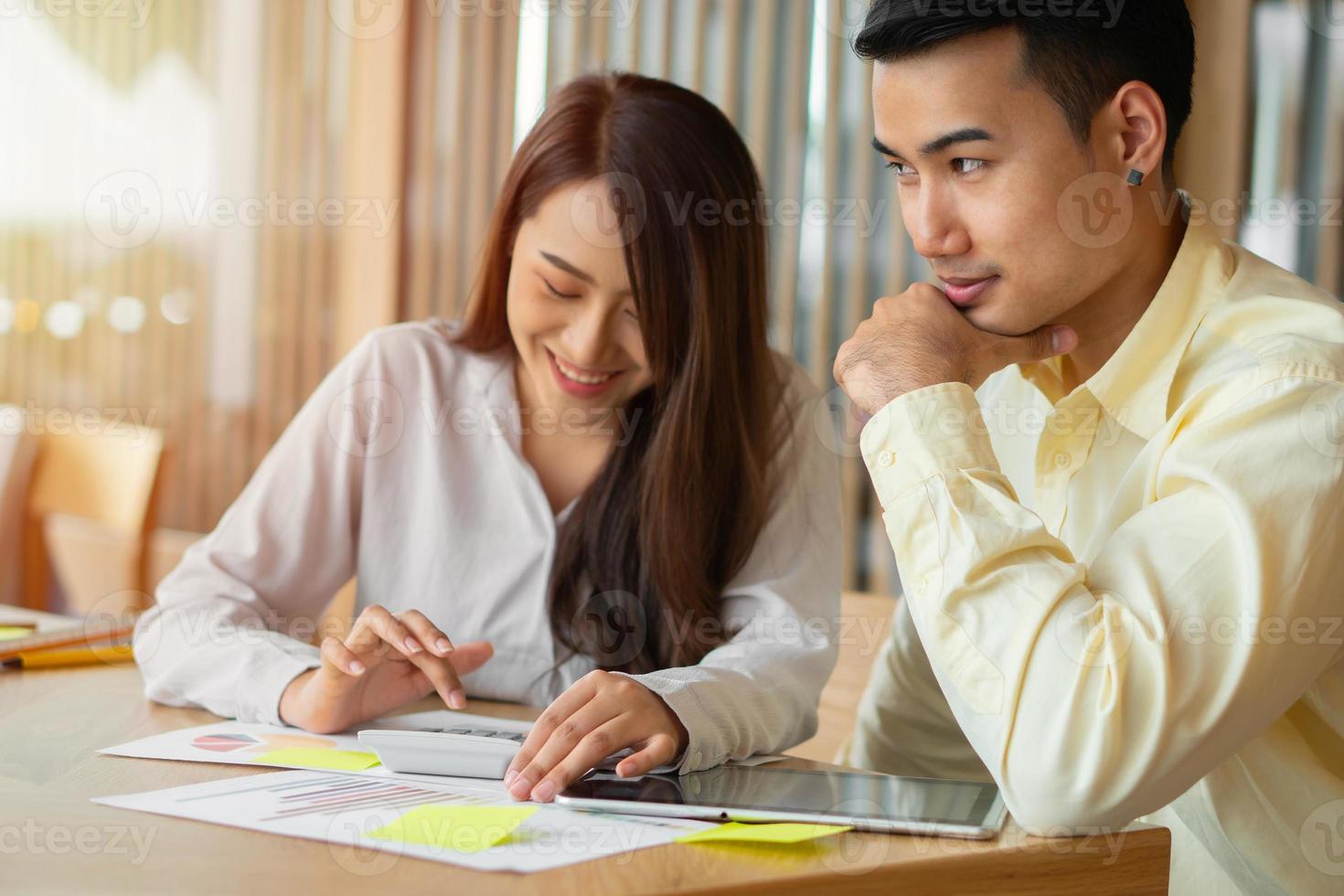 Asian couples are calculating income And expenses To cut unnecessary expenses And planning to borrow money to buy a new home. Concepts for investment planning and financial planning for the family photo