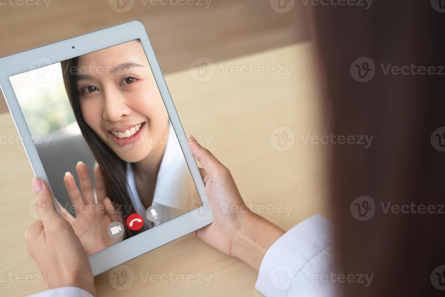 médico en línea vídeo conferencia con el paciente a monitor y pedir para síntomas de el enfermedad y dando Consejo y consulta en cómo a tomar cuidado de salud, telemedicina y telesalud concepto. foto