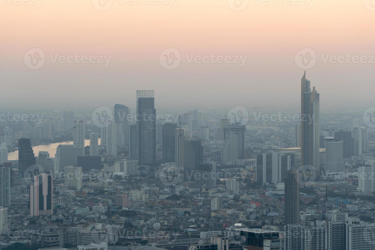 concepto de contaminación pm2.5 insalubre aire contaminación polvo. tóxico calina en el ciudad. fotos en el capital en un rascacielos.