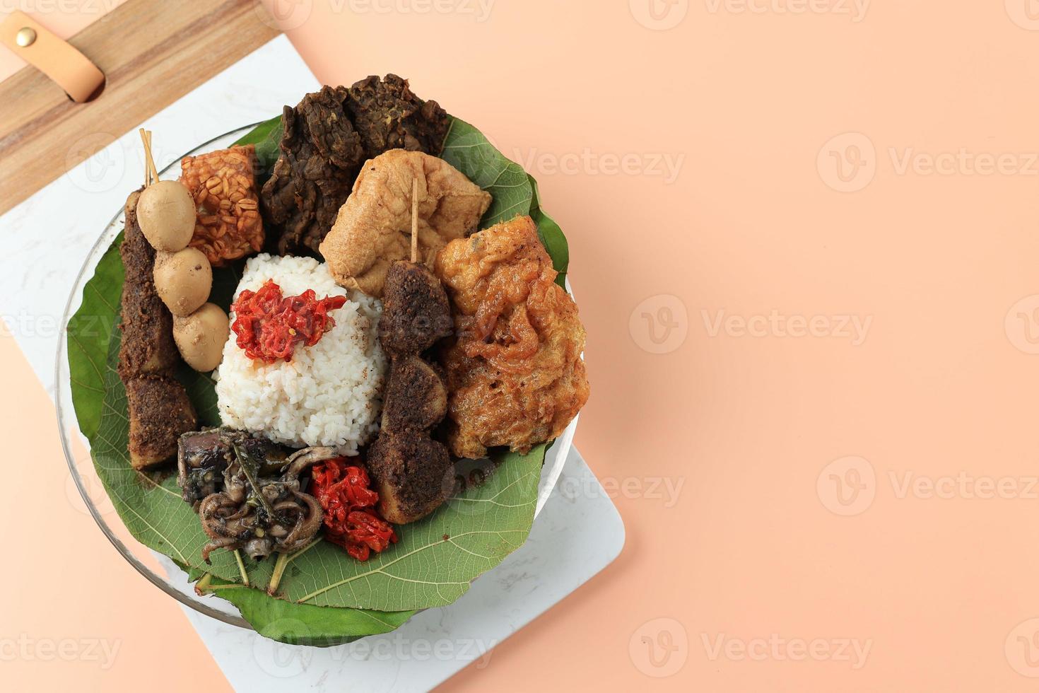 nasi jamblang, cirebon original arroz plato envuelto con teca hoja foto