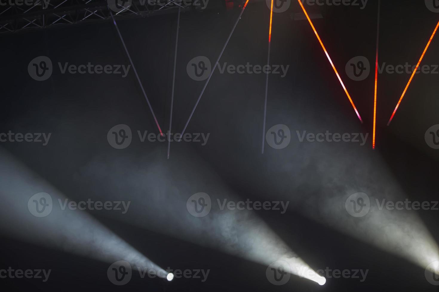 rayos de ligero desde etapa focos en un oscuro antecedentes. foto