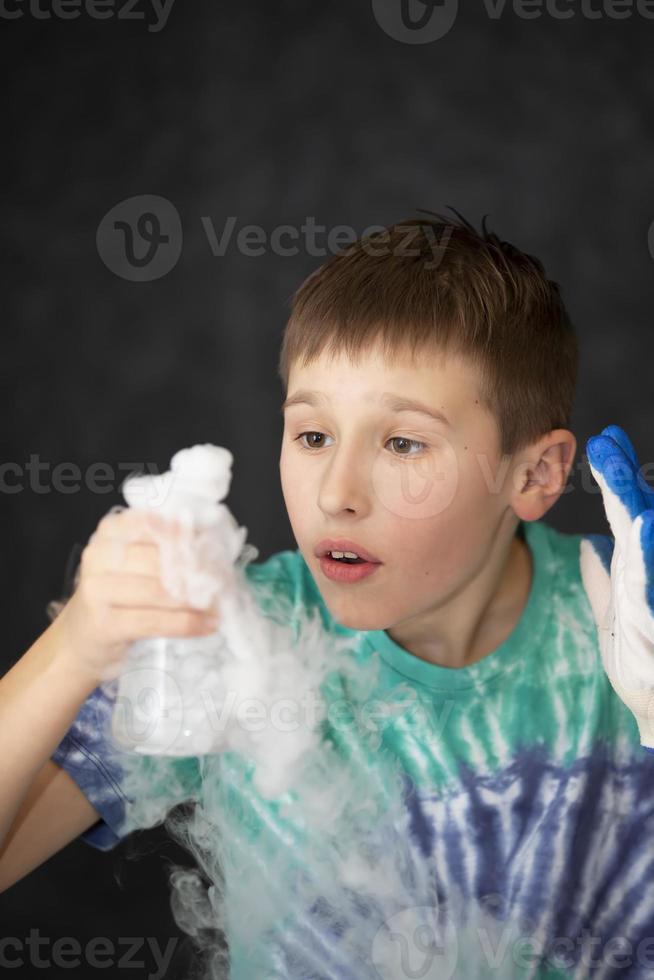 nuevo científico descubrimientos inteligente chico científico gritando en sorpresa mientras haciendo químico experimentos en el laboratorio. educación concepto. apertura. foto