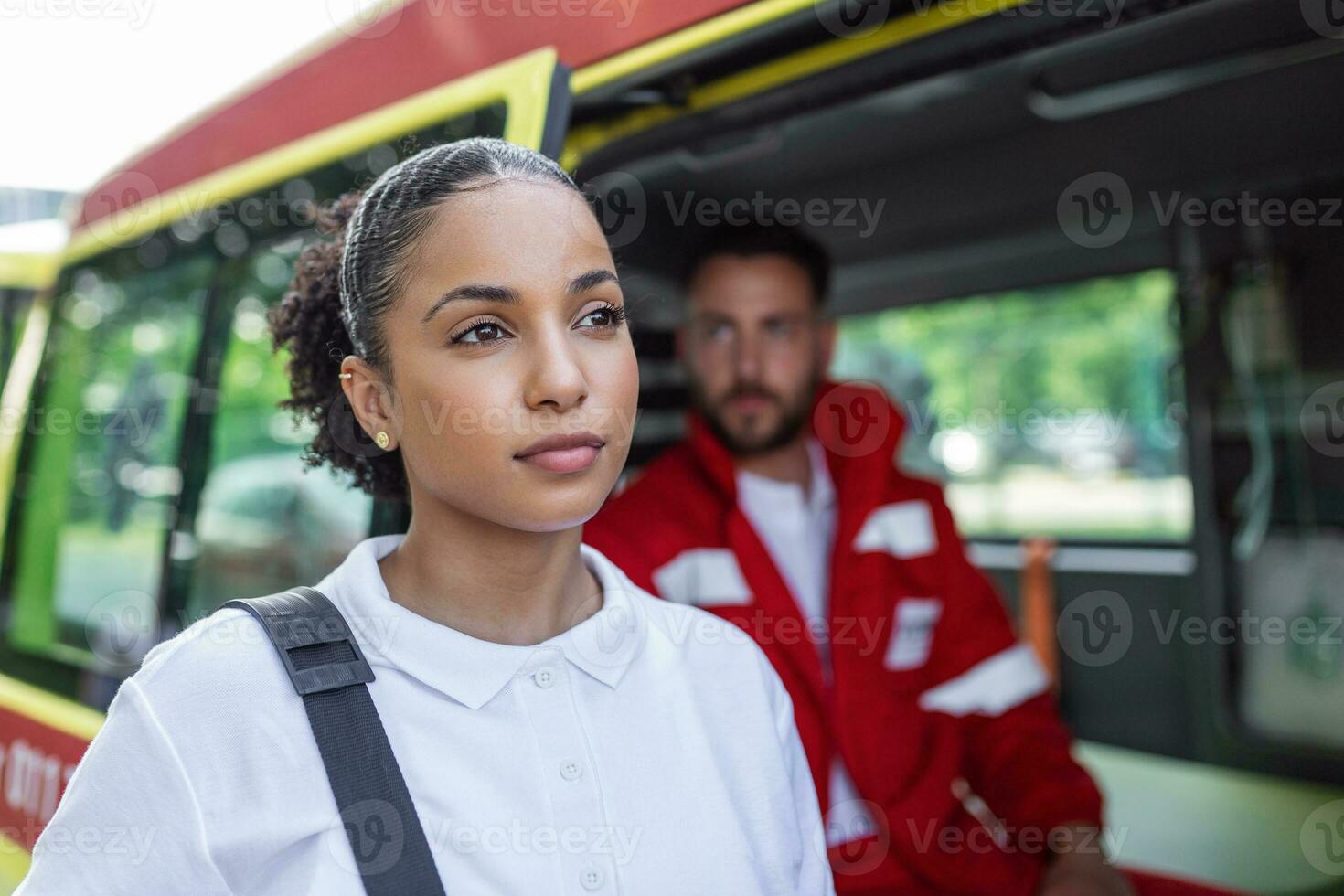 un equipo de paramédicos es viniendo fuera de un ambulancia, respondiendo a un emergencia llamar. foto