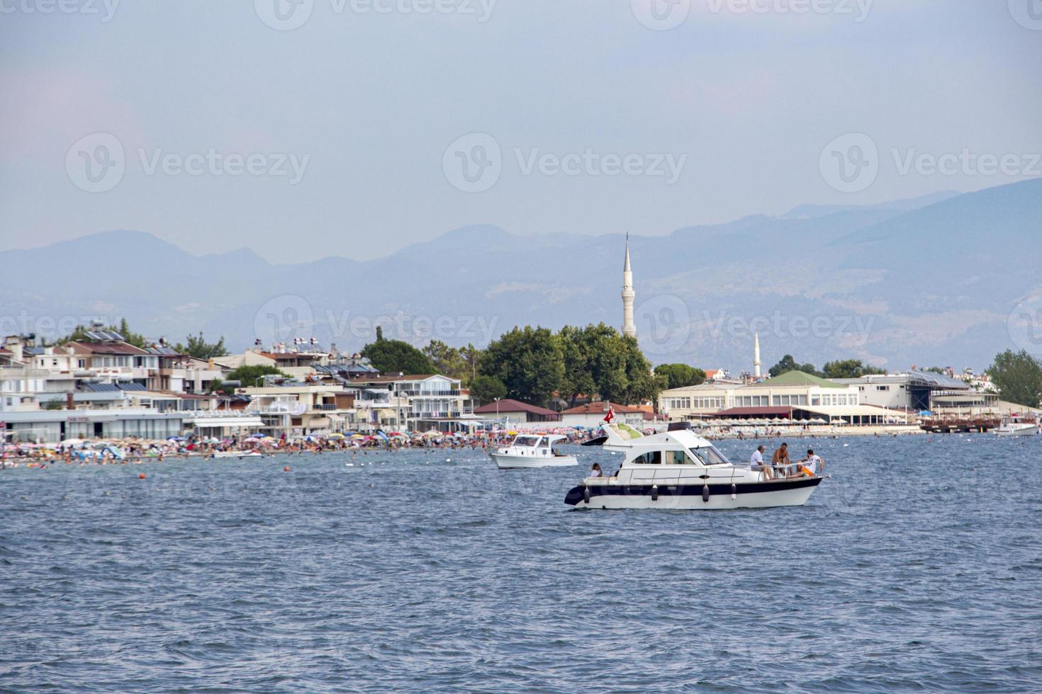 ver de el ciudad desde el mar. barco en el mar en un verano día. turista barco en el Egeo mar en, Turquía foto