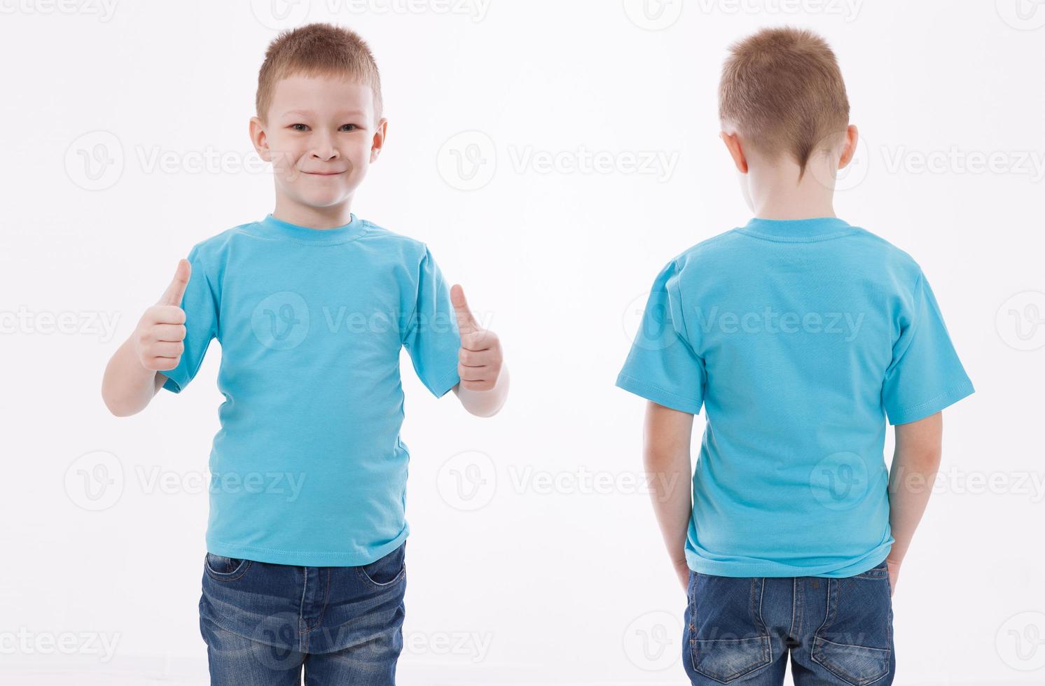 camisa diseño y personas concepto - cerca arriba de joven hombre en blanco azul camiseta frente y posterior aislado. burlarse de arriba modelo para diseño impresión foto