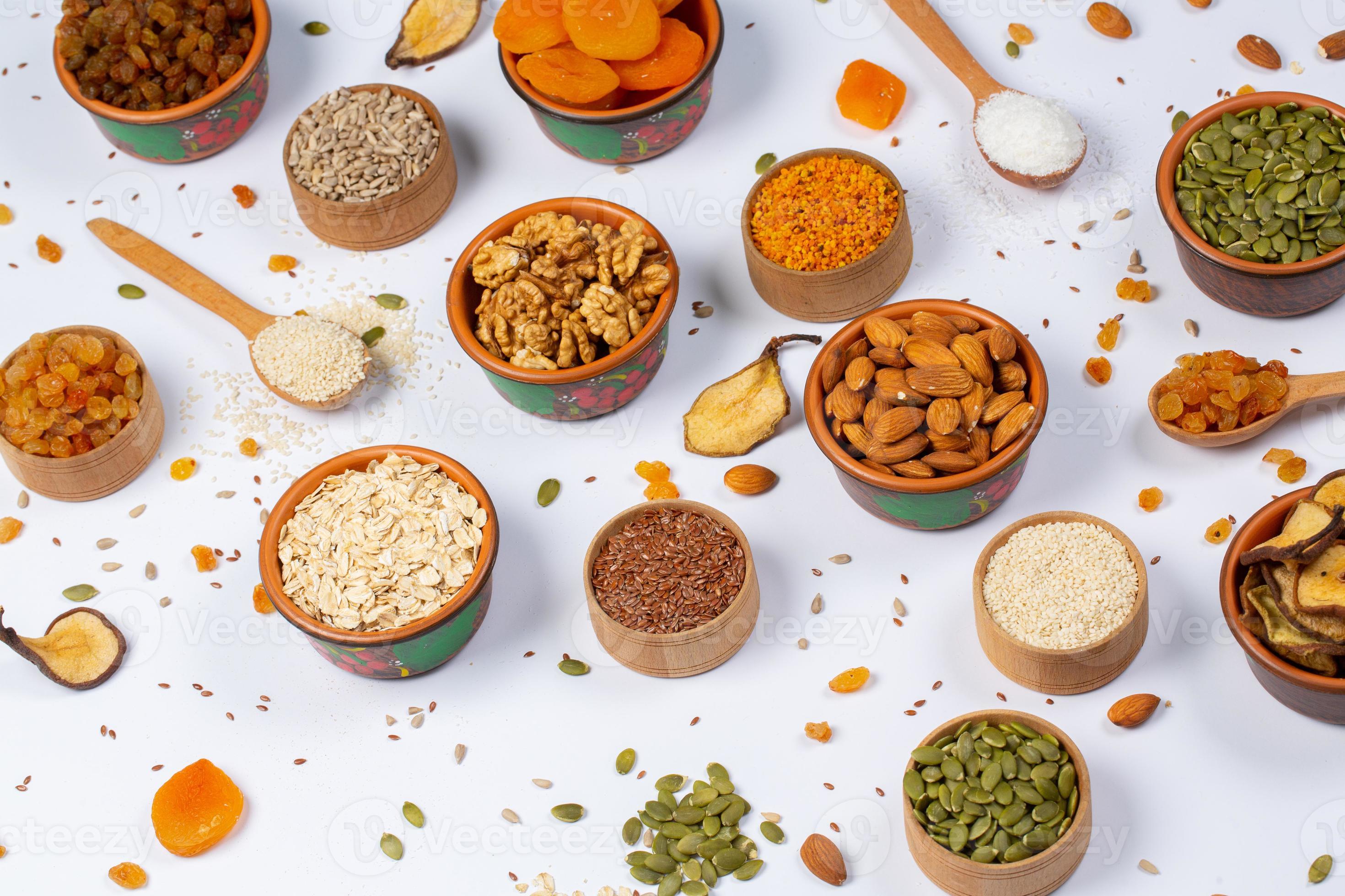sano vegetariano comida concepto. surtido de seco frutas, nueces y