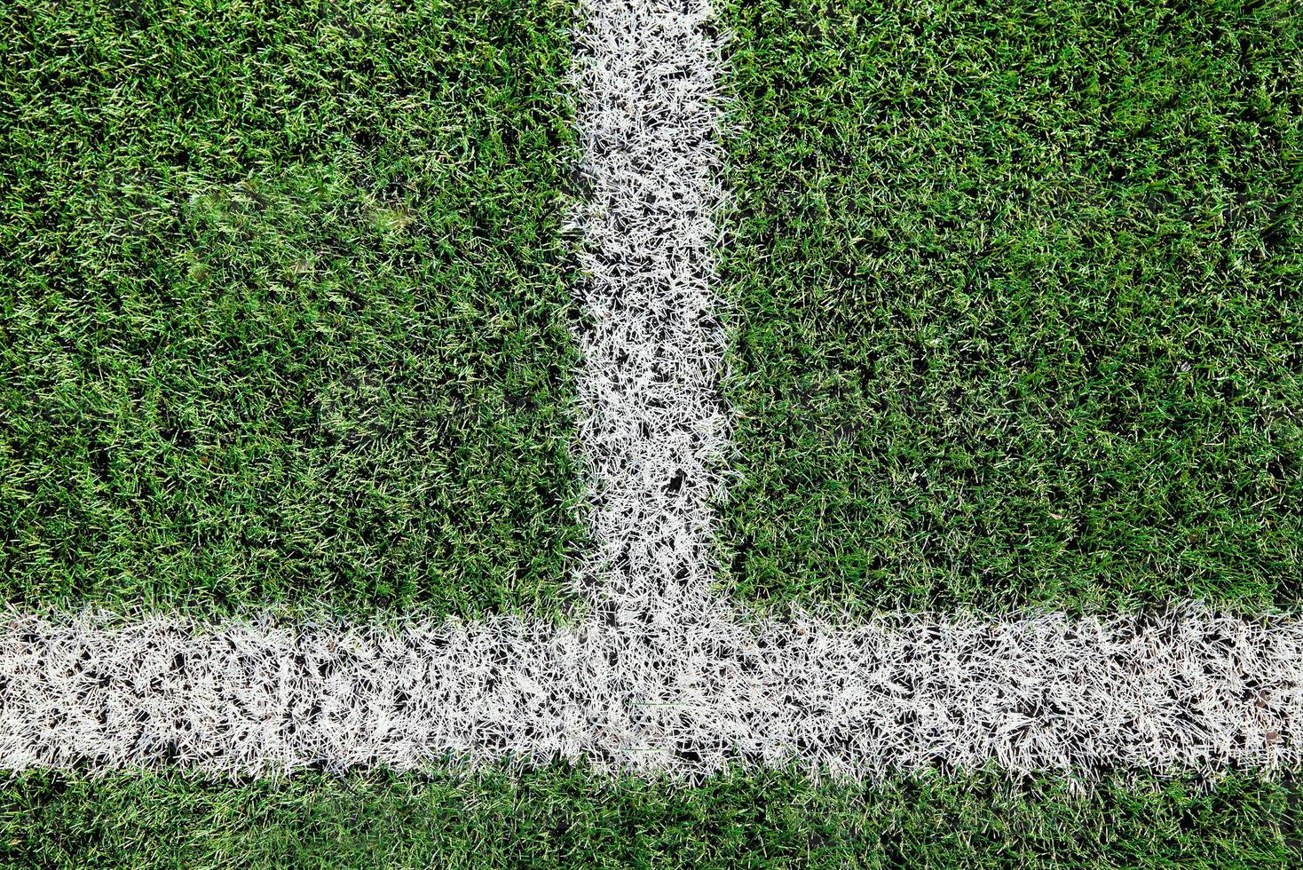 verde césped en deporte campo con blanco línea foto