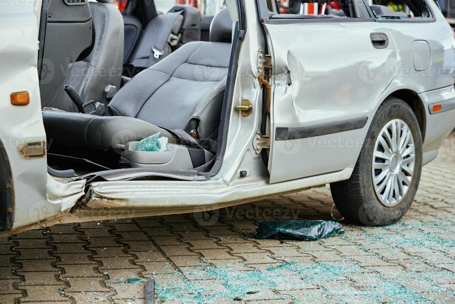 estrellado coche después tráfico accidente en la carretera foto