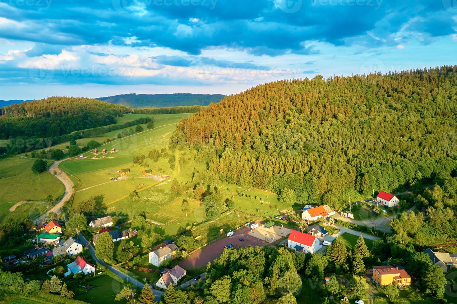 aéreo ver de campo zona con pueblo y montañas foto