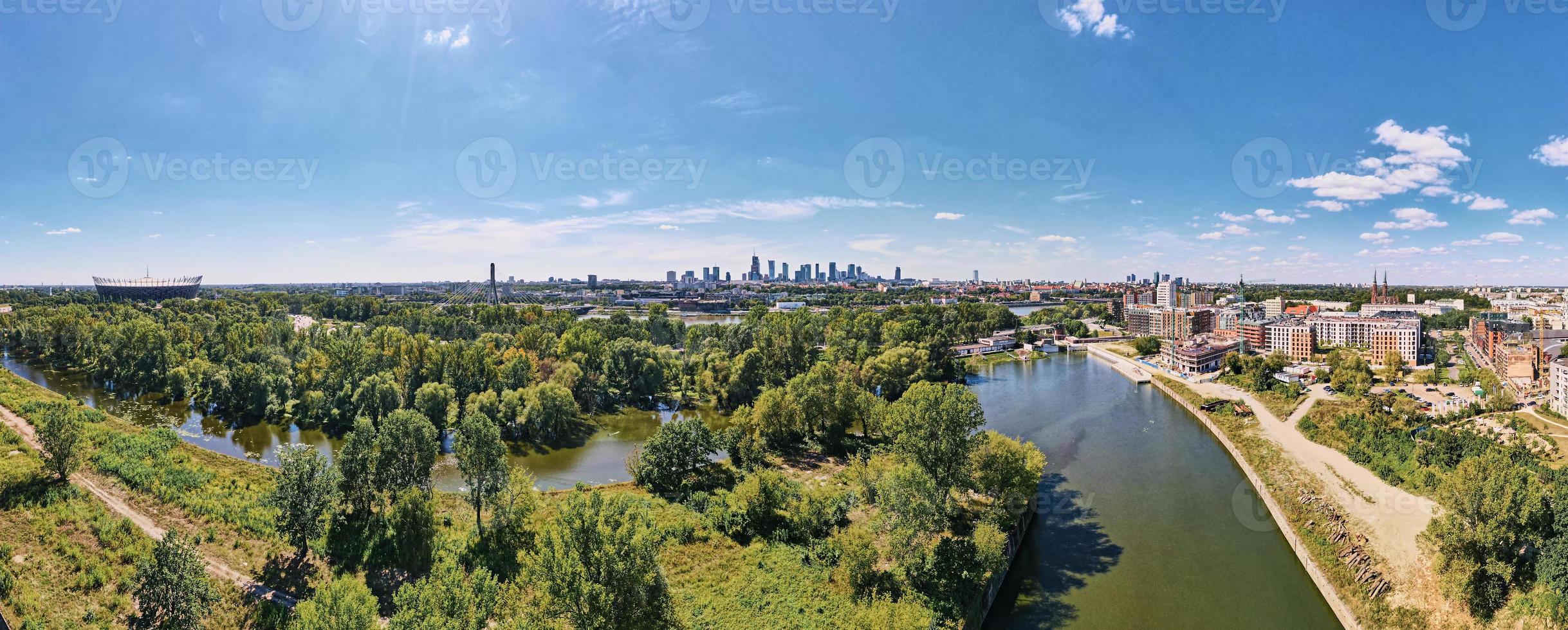 aéreo ver de paisaje urbano con rascacielos, centrar de varsovia, Polonia foto