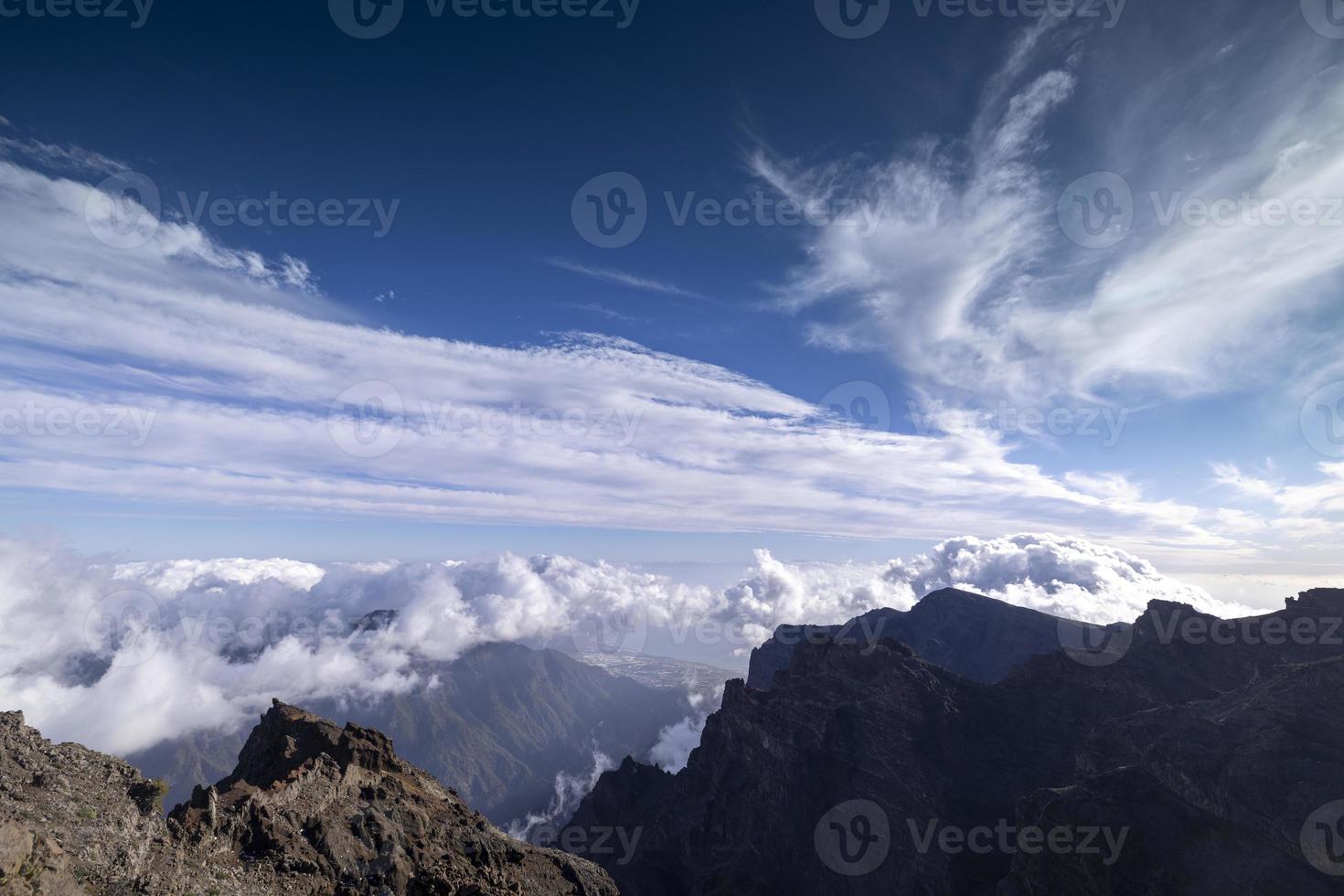 el roque Delaware los muchachos , el más alto punto en el isla de la palmeras, España con el teide volcán en el antecedentes foto