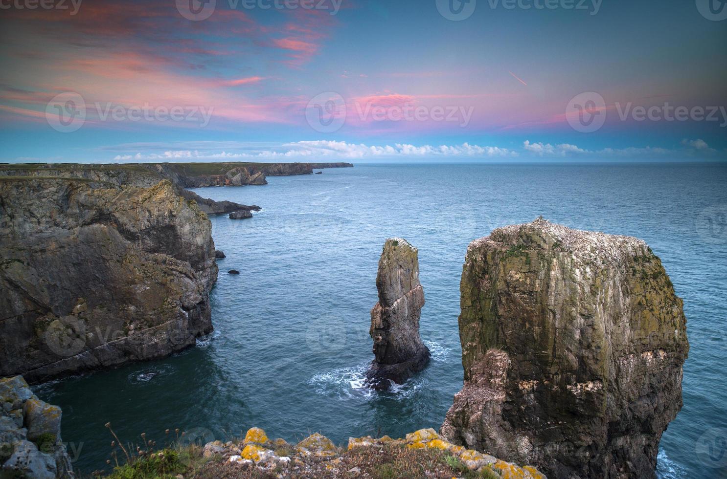 puesta de sol terminado verde arco en Gales foto