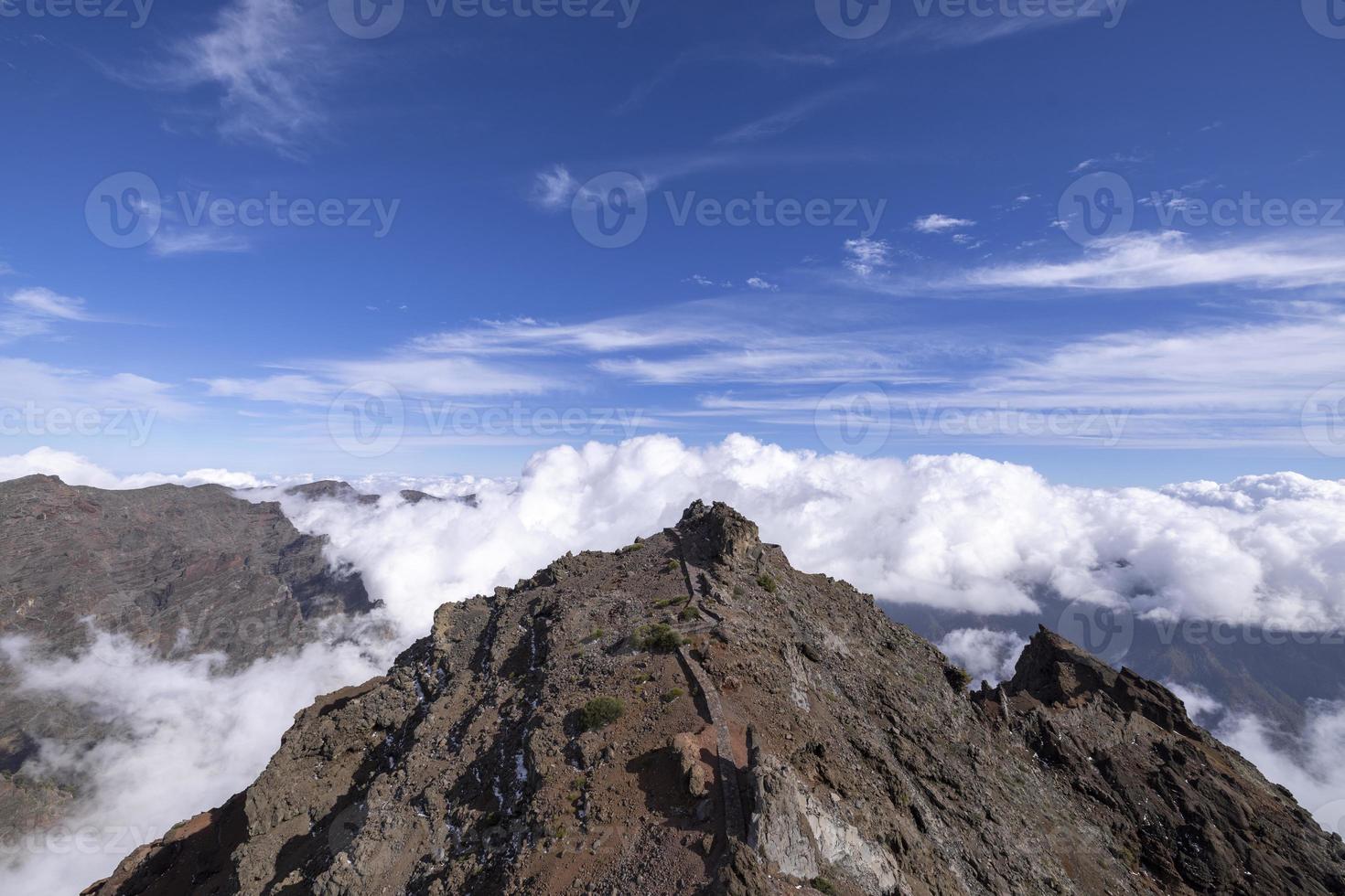 el roque Delaware los muchachos , el más alto punto en el isla de la palmeras, España con el teide volcán en el antecedentes foto