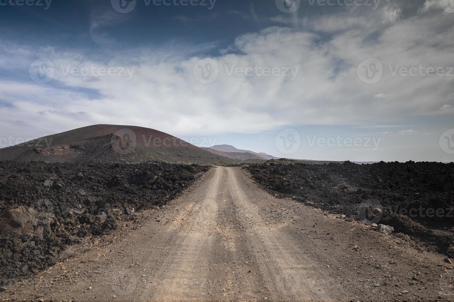 nubes terminado Desierto camino, timanfaya nacional parque, lanzarote foto