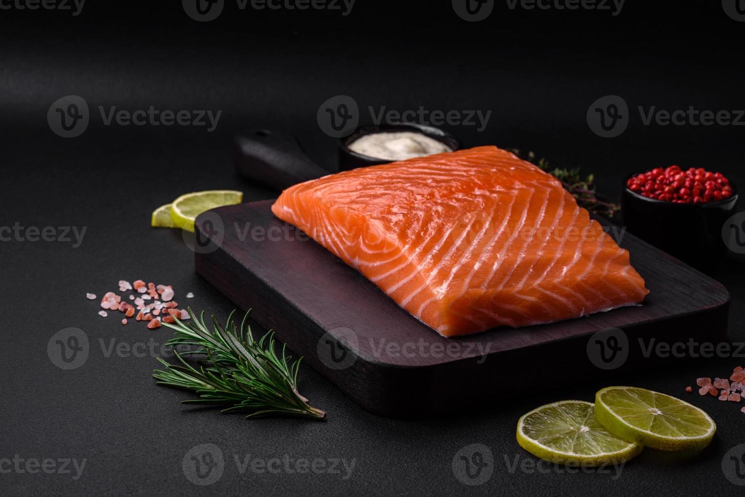 Fresco sabroso crudo rojo pescado filete con especias y hierbas foto