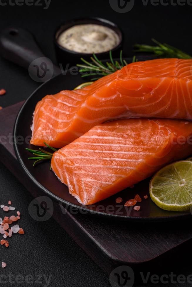 Fresco sabroso crudo rojo pescado filete con especias y hierbas foto