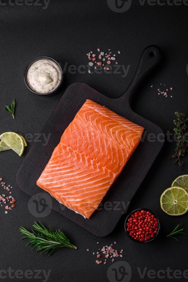 Fresco sabroso crudo rojo pescado filete con especias y hierbas foto