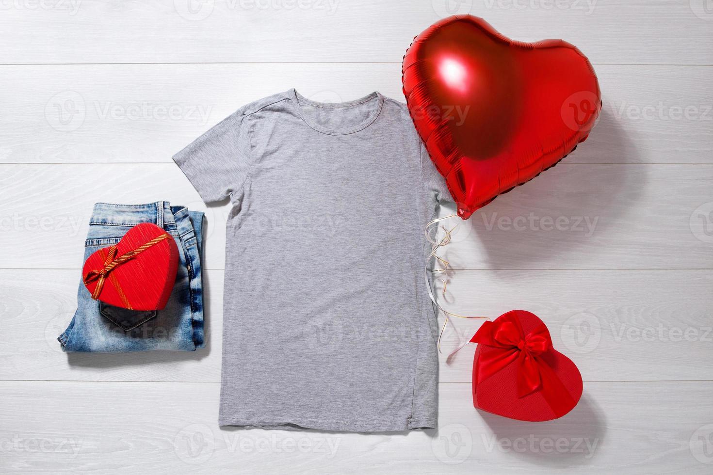 Grey tshirt mockup. Valentines Day concept shirt, balloons heart shape on wooden background. Copy space, template blank front view t-shirt clothes. Romantic outfit. Flat lay holiday fashion photo