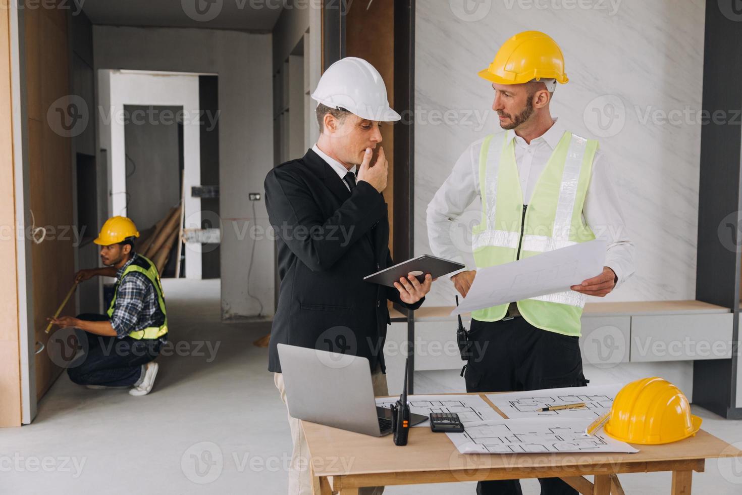 diverso equipo de especialistas utilizar tableta computadora en construcción sitio. real inmuebles edificio proyecto con civil ingeniero, arquitecto, negocio inversor y general trabajador que se discute plan detalles. foto