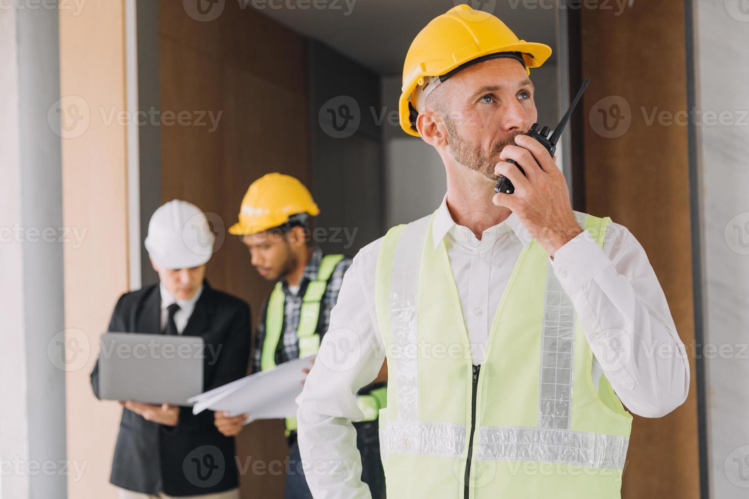 diverso equipo de especialistas utilizar tableta computadora en construcción sitio. real inmuebles edificio proyecto con civil ingeniero, arquitecto, negocio inversor y general trabajador que se discute plan detalles. foto