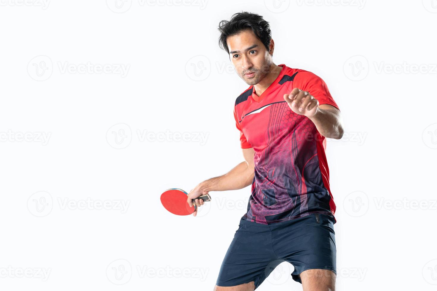 retrato de deportista atleta masculino jugando tenis de mesa aislado. foto