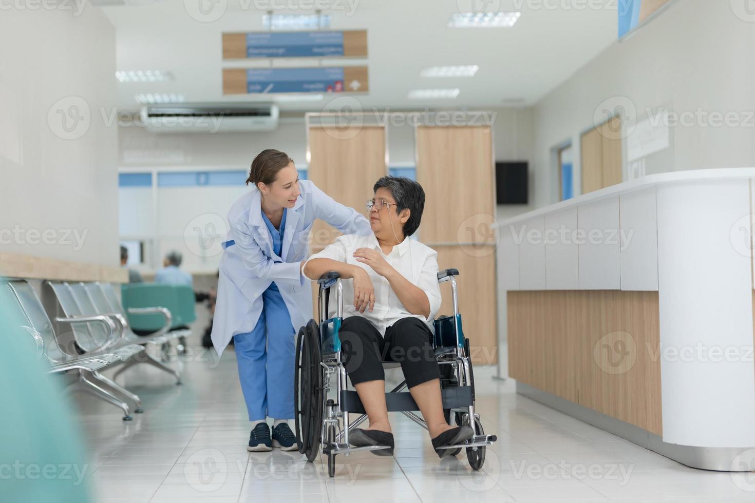 el médico investigado y examinado el paciente. foto