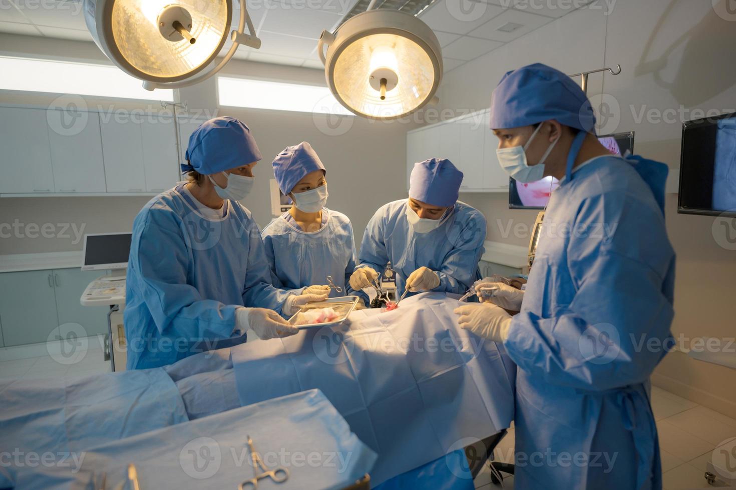 doctor, enfermero haciendo cirugía en paciente. foto