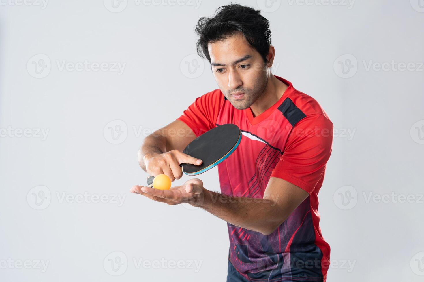 retrato de deportista atleta masculino jugando tenis de mesa aislado. foto