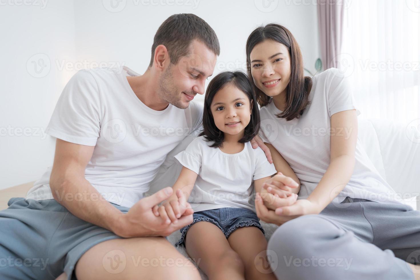 contento familia sentado en el piso con su bebé. foto