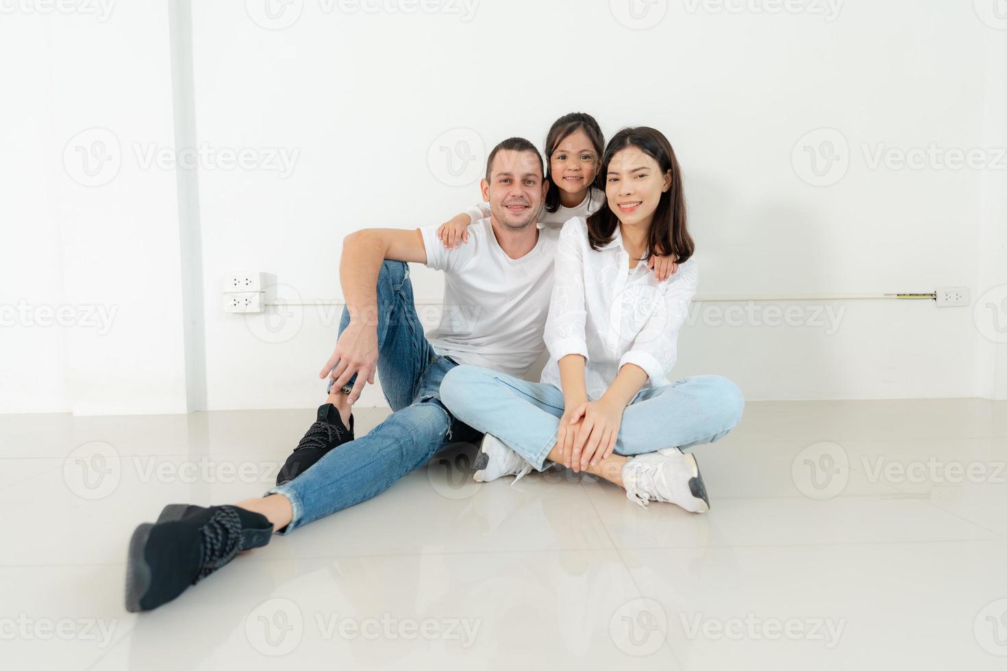 contento familia retrato con padres y pequeño hija. foto