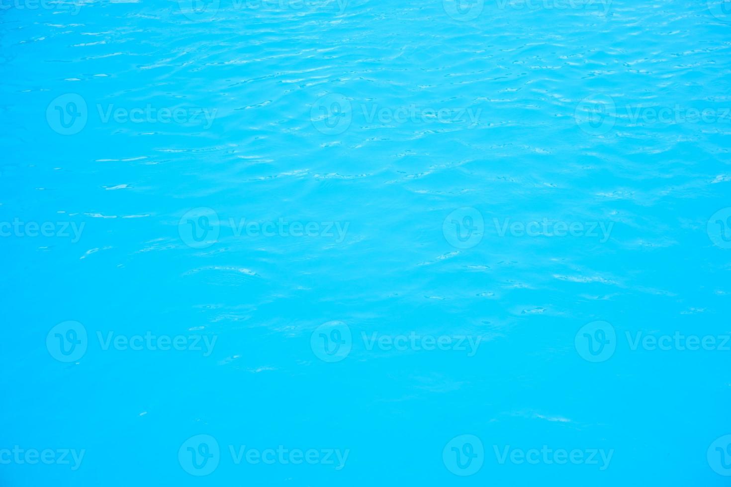textura de azul y claro agua, nadar piscina antecedentes foto
