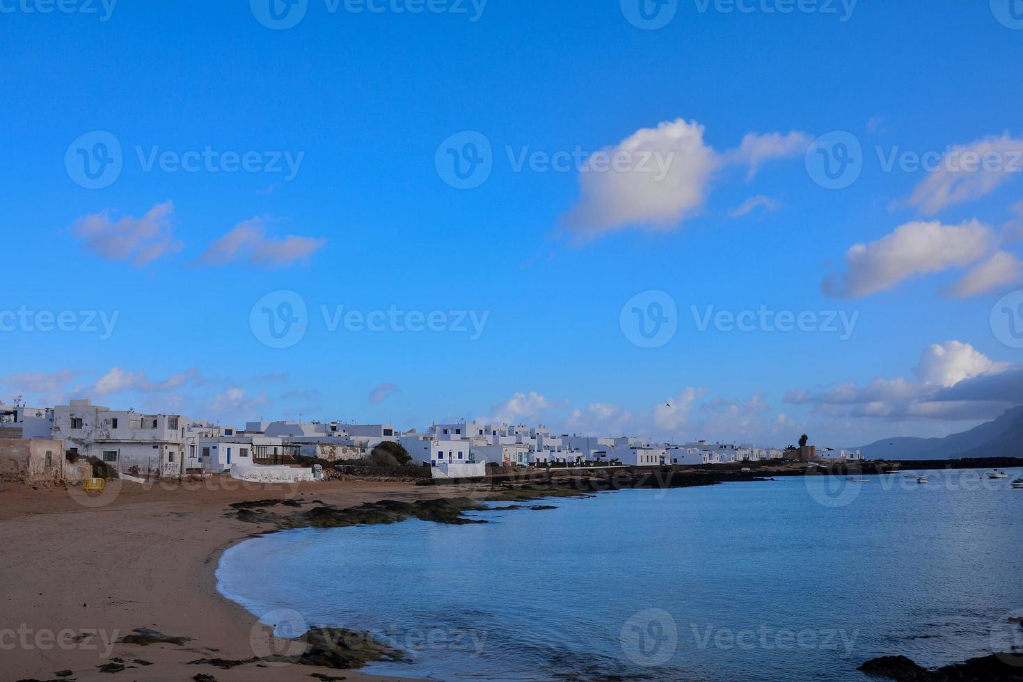 ciudad en la costa foto