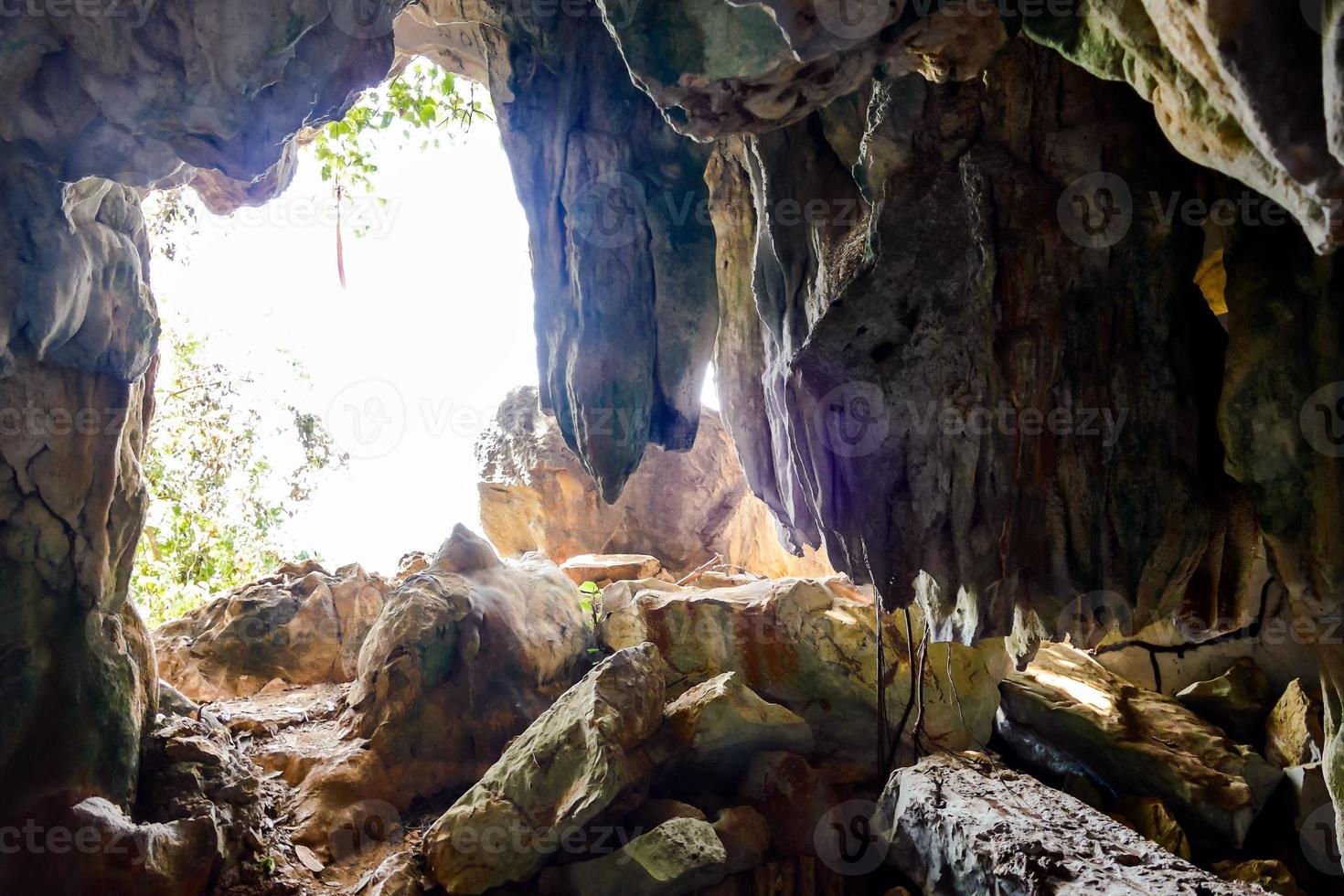 dentro el rocoso cueva foto