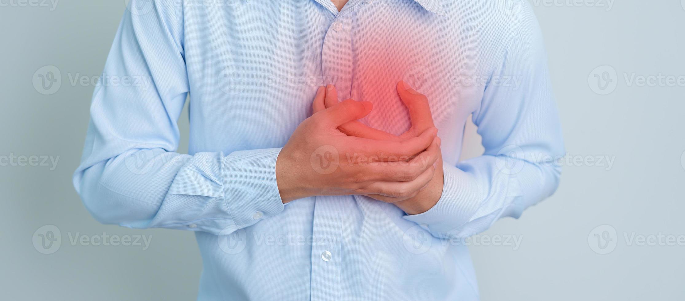 mano del hombre sosteniendo dolor de pecho. enfermedad cardíaca, enfermedad de angina y síntoma enfermedad de ataque cardíaco cardiovascular, aterosclerosis, día mundial del corazón hipertenso y concepto de salud foto