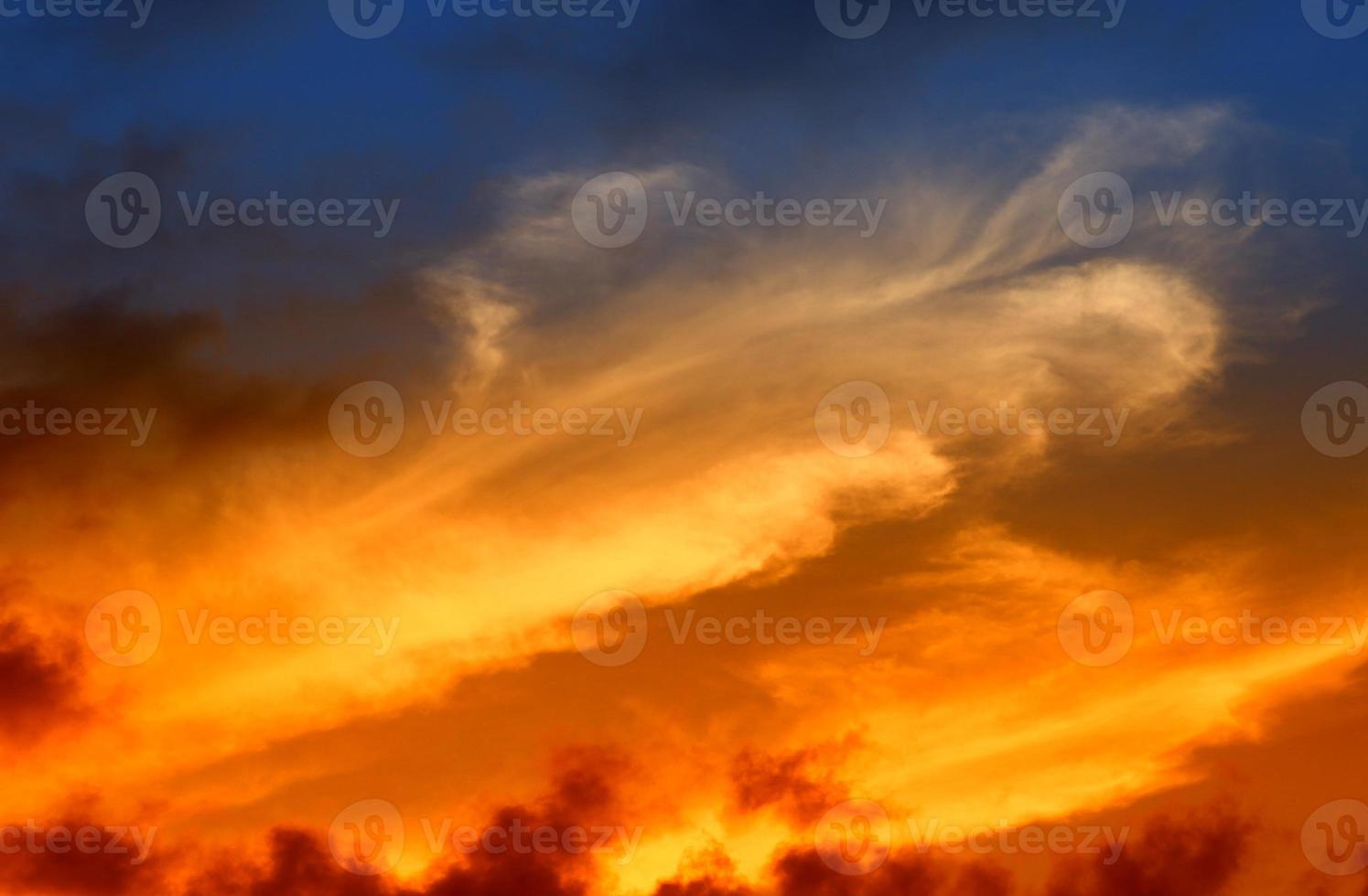 cielo rojo en puesta de sol y nube, hermosa vistoso noche naturaleza espacio para añadir texto foto