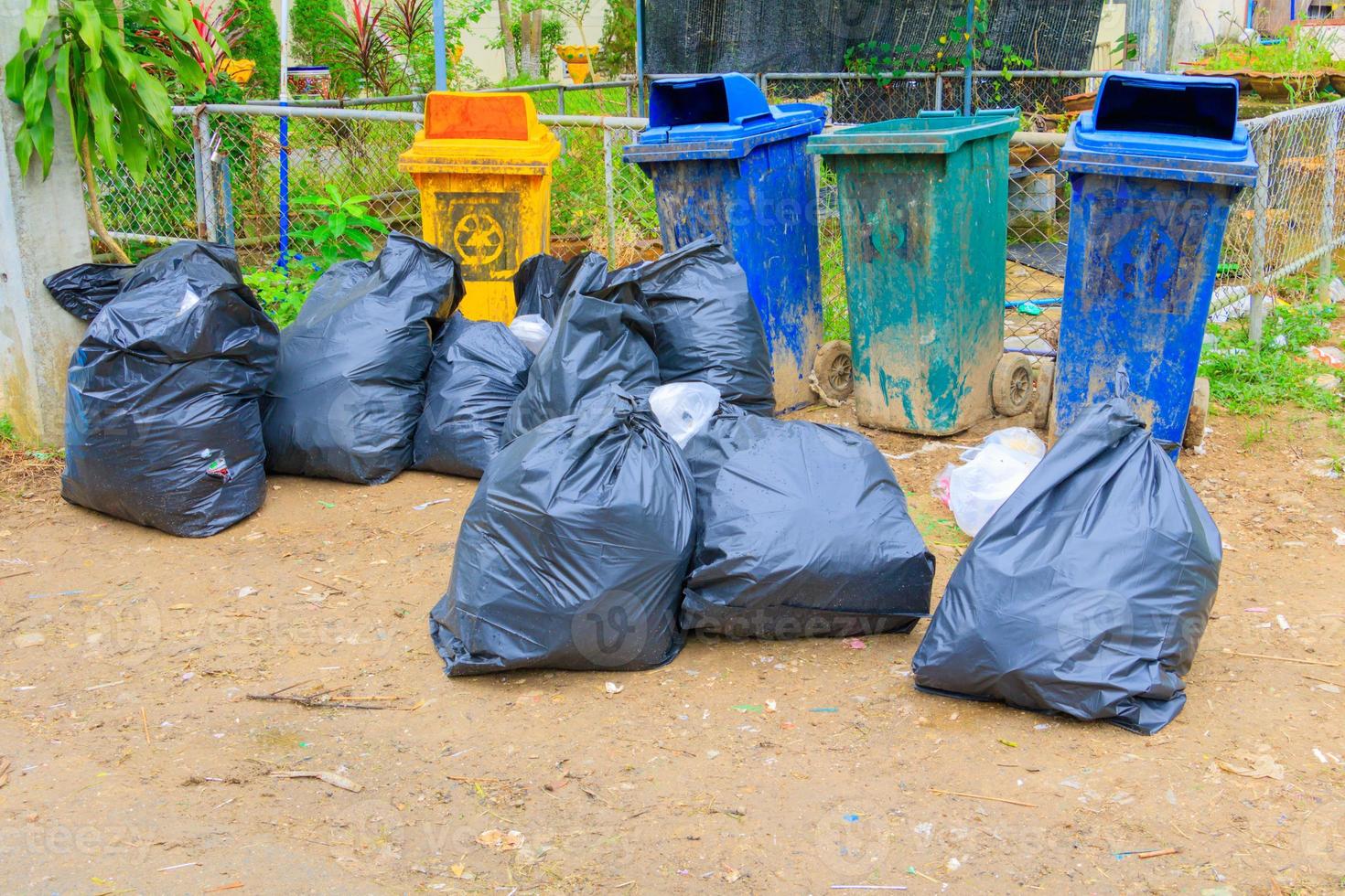 pila negro basura bolso el plastico y cuatro basura sucio borde del camino en el ciudad foto