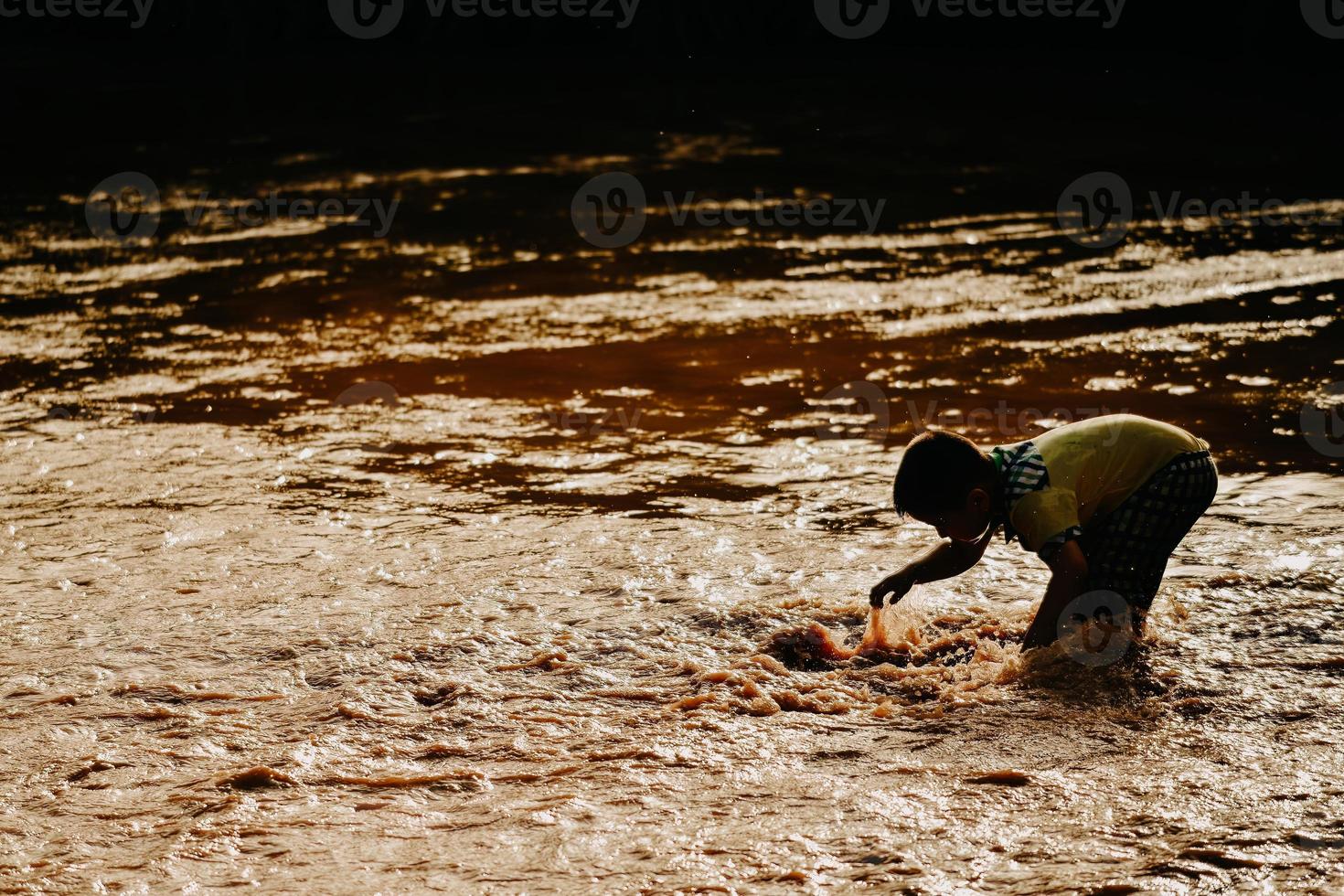 niños en kashgar, Xinjiang jugar felizmente en el agua foto