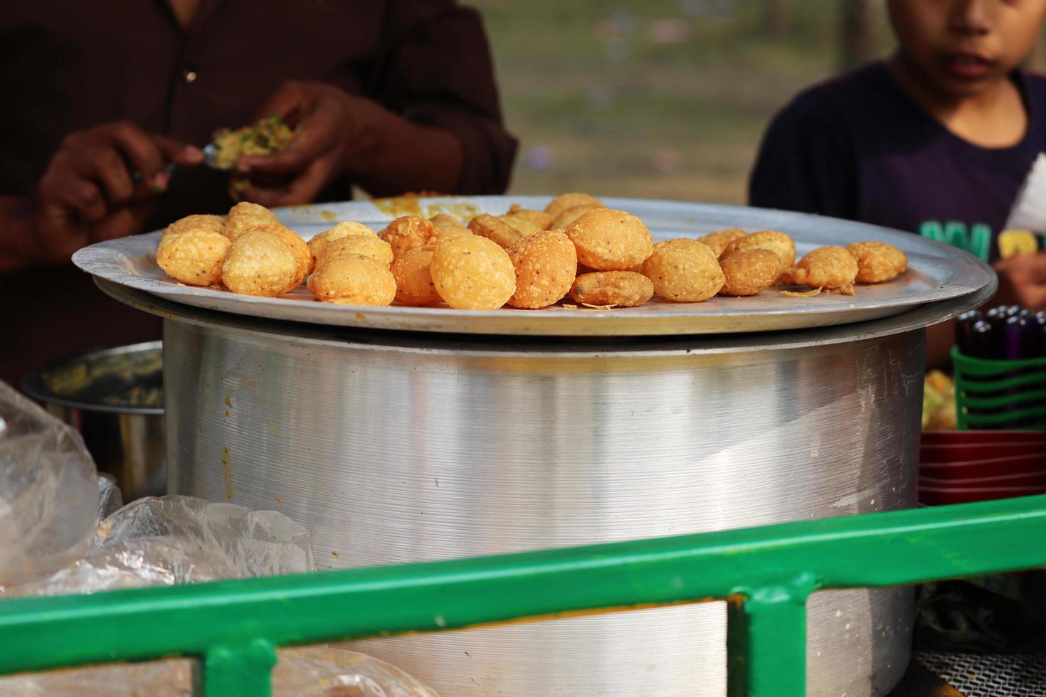 fusca chotpoti es popular calle comida de Bangladesh y India. esta comida mira me gusta patatas fritas.a borde del camino tienda indio bengalí comida plato y pot.testy y lucrativo comida.la plato consiste principalmente de patatas foto