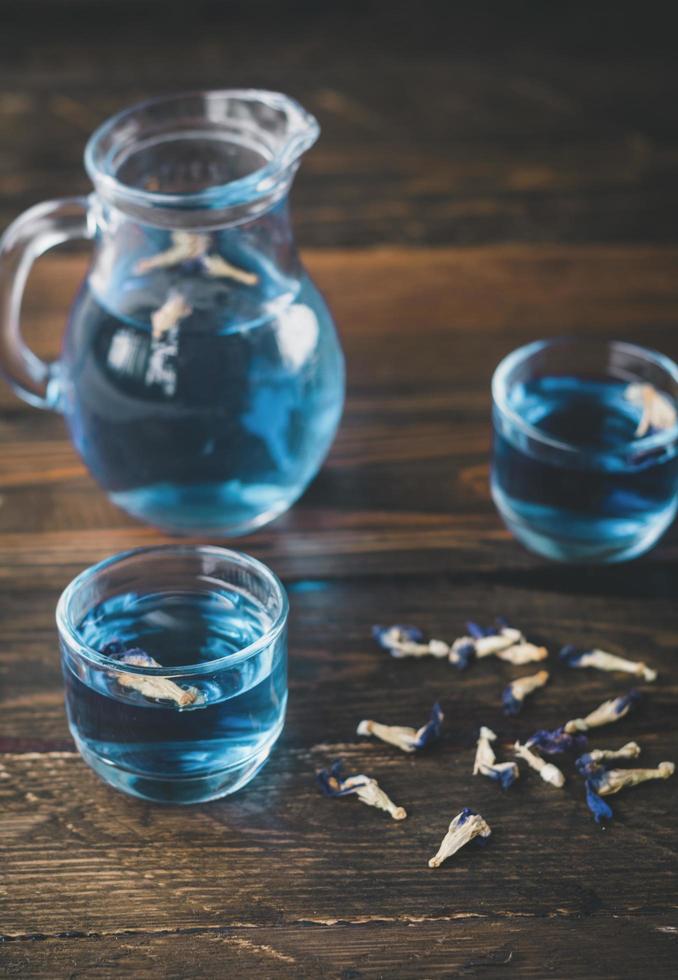 azul té en vaso y tetera foto