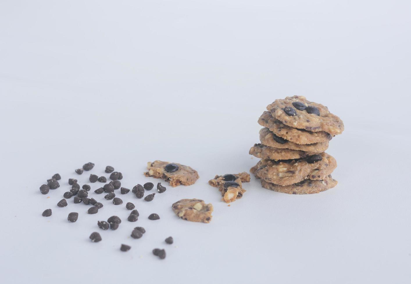 un chocolate galletas con chocolate papas fritas, aislado en blanco antecedentes foto