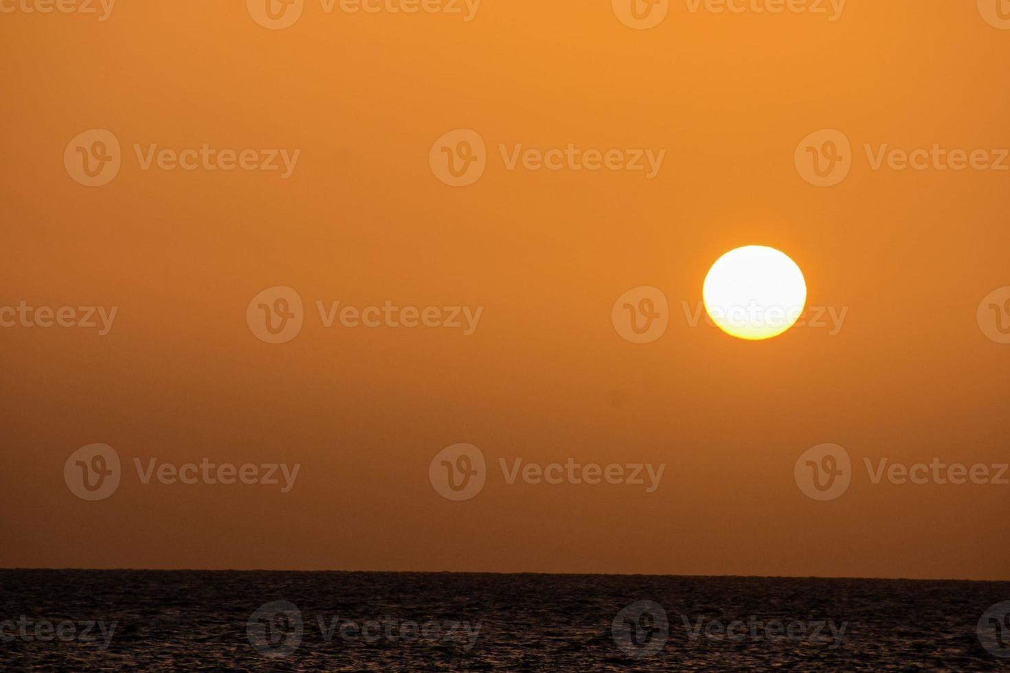 puesta de sol sobre el mar foto