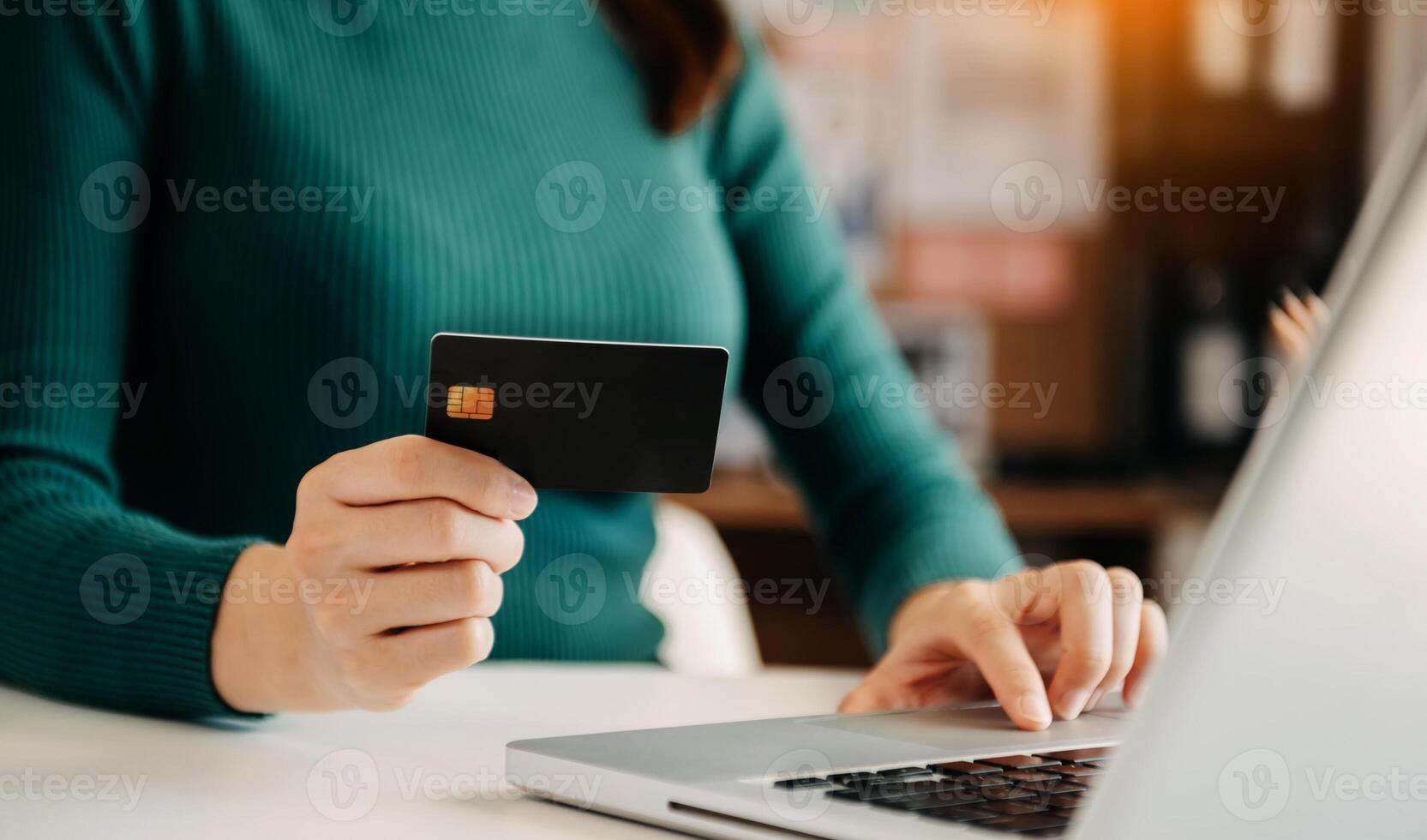 mujer que usa un teléfono inteligente para pagos móviles, compras en línea, canal omni, sentada en la mesa, pantalla de interfaz gráfica de iconos virtuales a la luz de la mañana foto