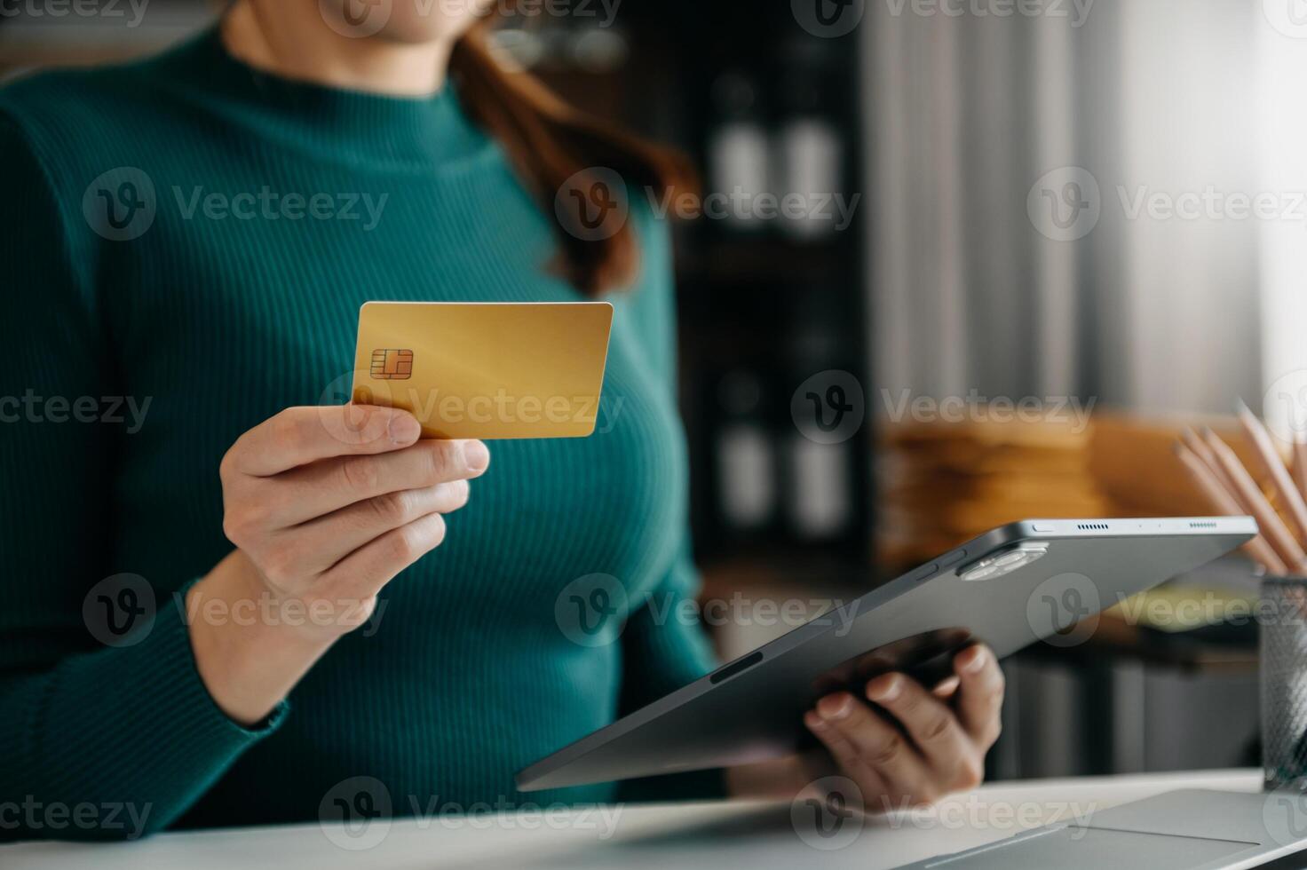 mujer que usa un teléfono inteligente para pagos móviles, compras en línea, canal omni, sentada en la mesa, pantalla de interfaz gráfica de iconos virtuales a la luz de la mañana foto